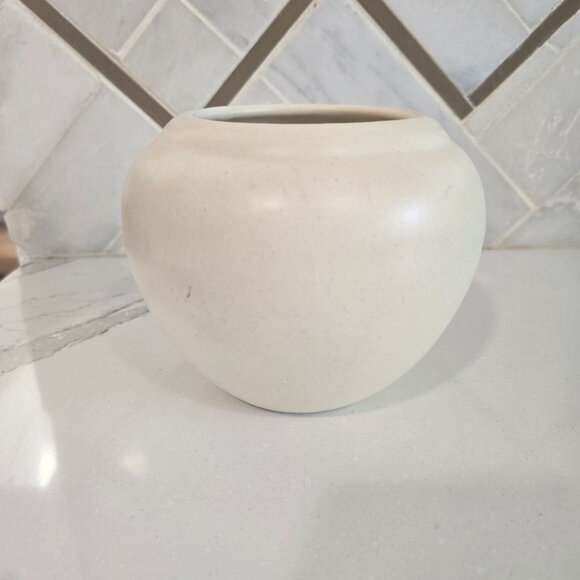 Vintage Handcrafted White Ceramic Haegar Vase Round Shape Minimalist Design Déco - Picture 6 of 6